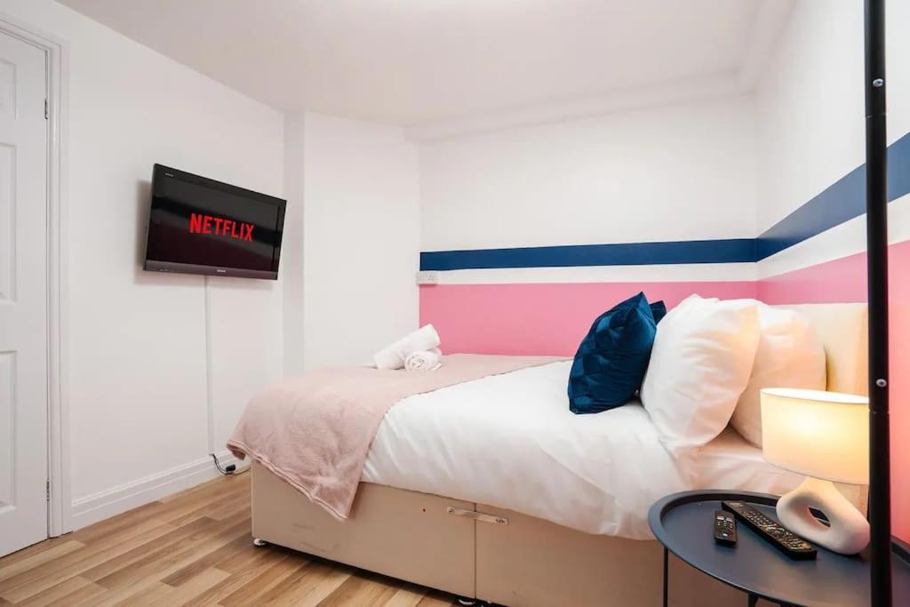 3-Story With Driveway - Heaton Park - Sleeps 9 *