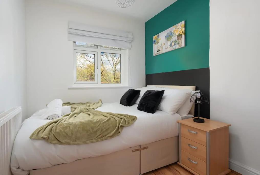 3-Story With Driveway - Heaton Park - Sleeps 9 Apartment *
