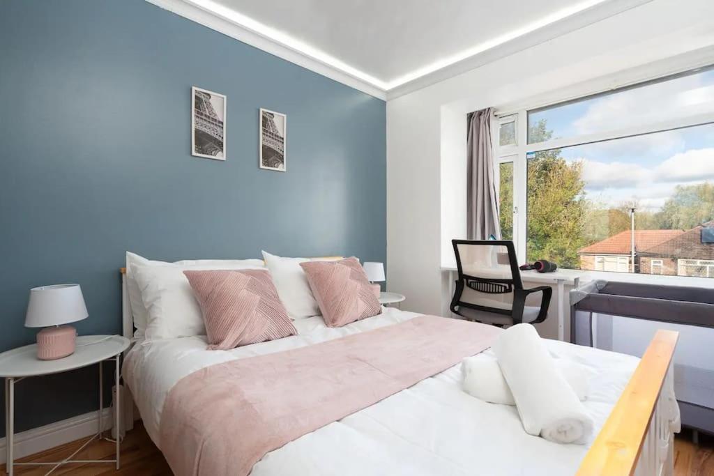 3-Story With Driveway - Heaton Park - Sleeps 9 Apartment Manchester