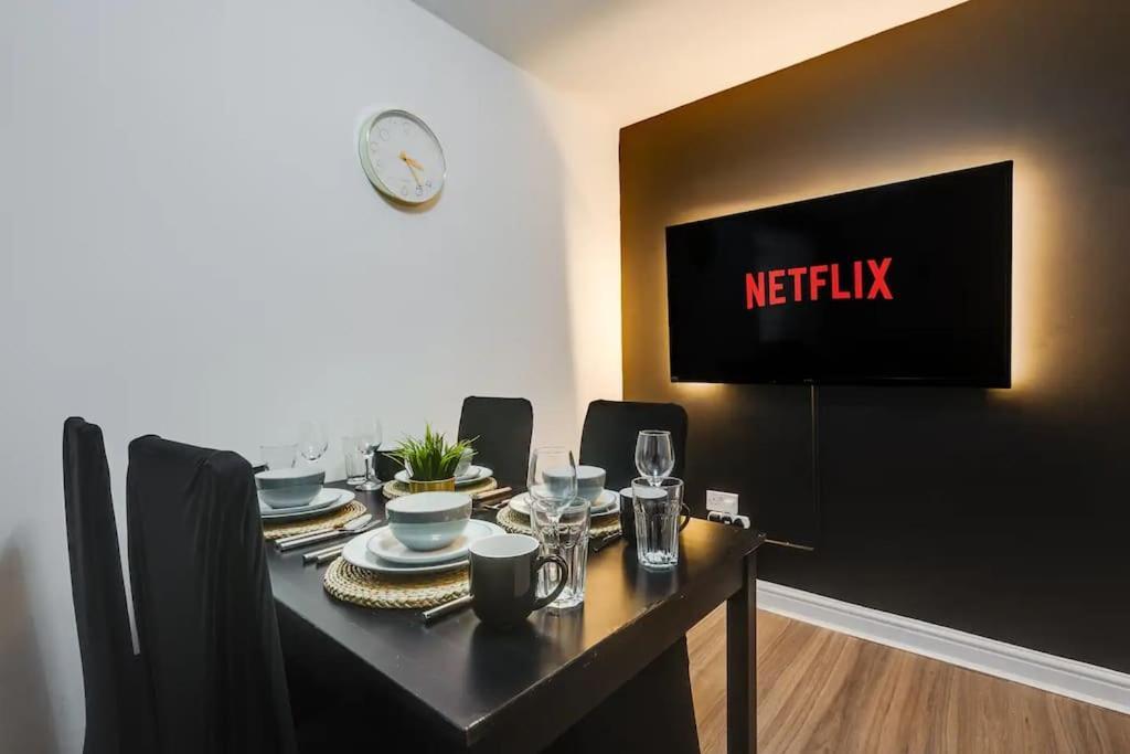 3-Story With Driveway - Heaton Park - Sleeps 9 Apartment Manchester