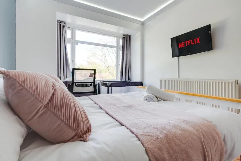 Apartment 3-Story With Driveway - Heaton Park - Sleeps 9 Manchester