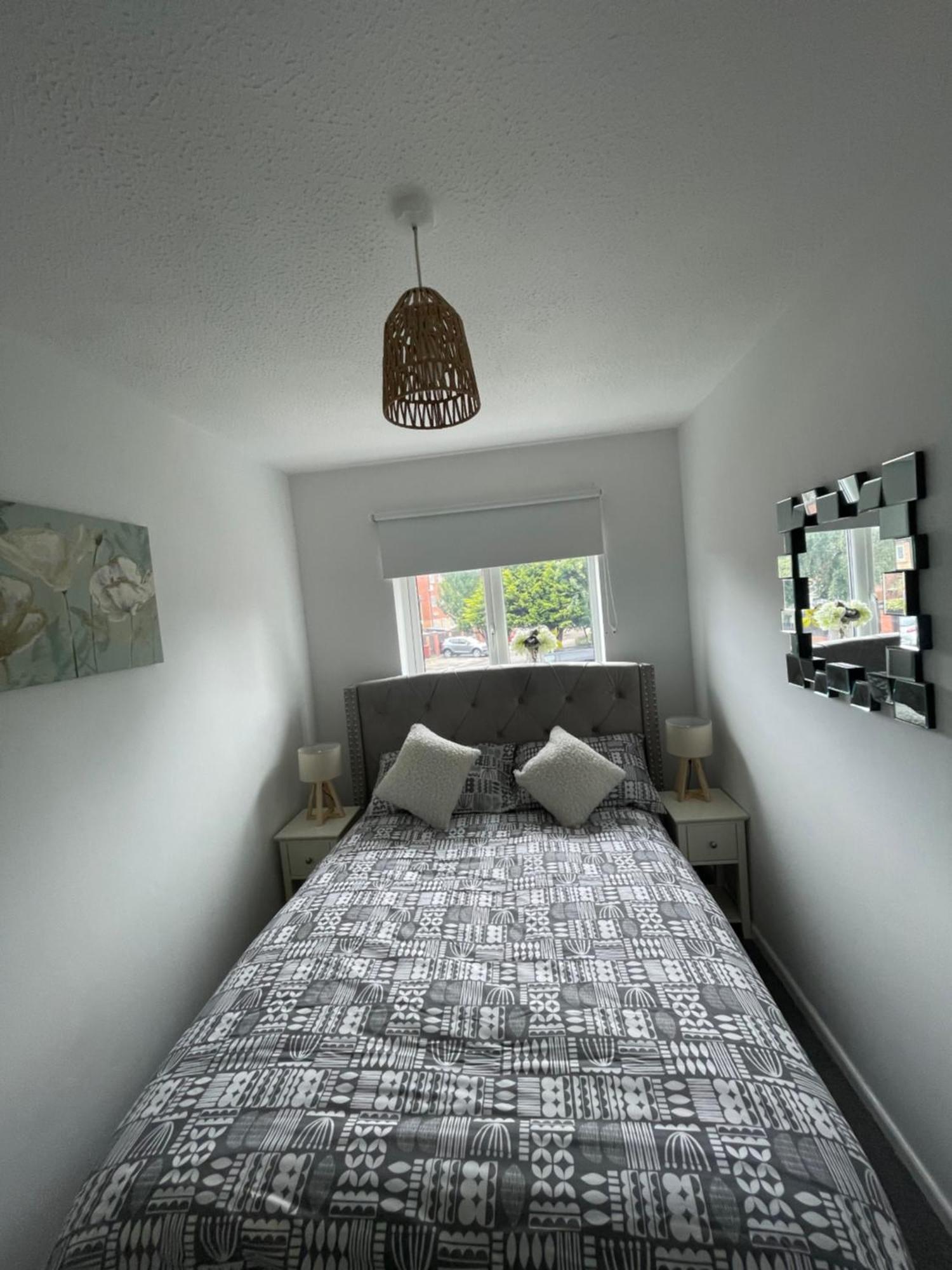 Apartment Entire Two Bed House With Gated Off Street Parking