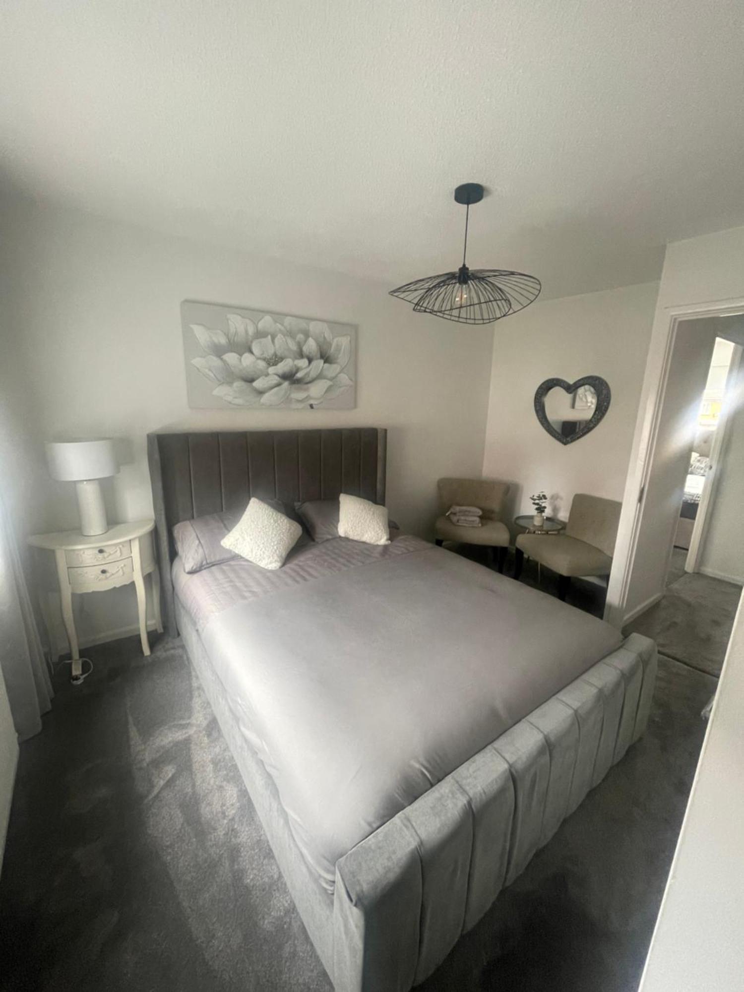 Apartment Entire Two Bed House With Gated Off Street Parking Manchester