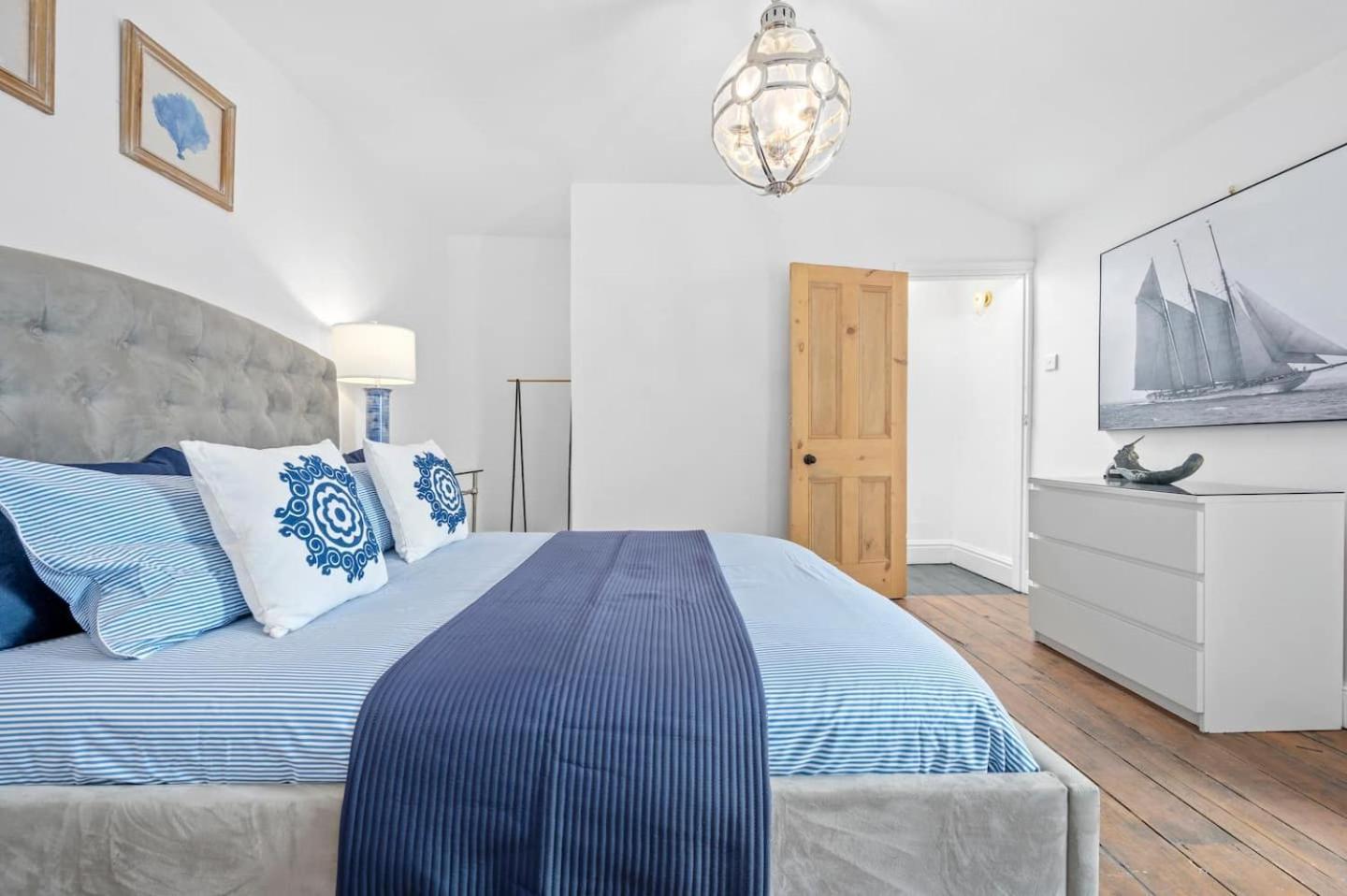 Large & Stylish Townhouse King Beds&free Parking Holiday home *
