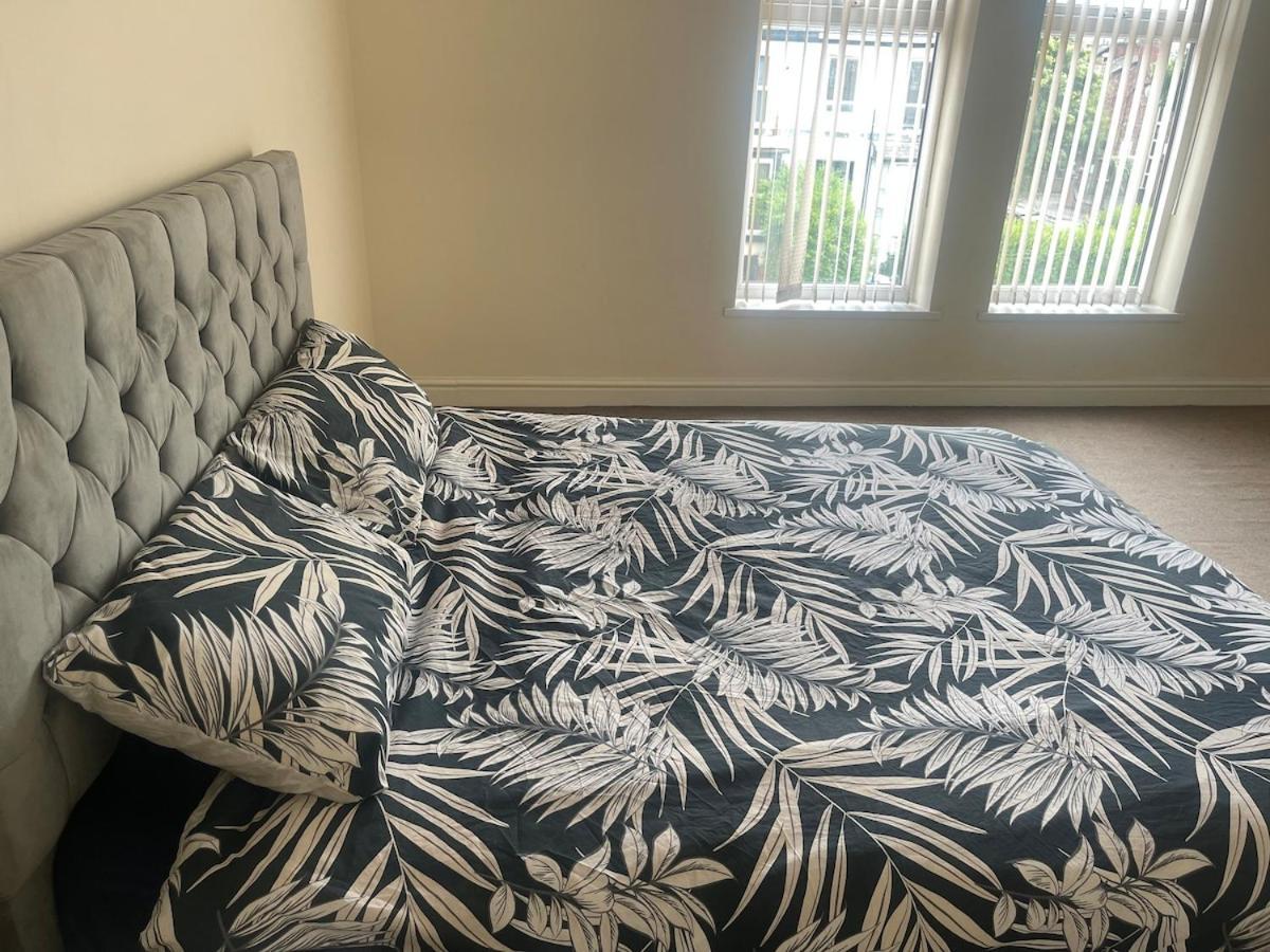 Apartment Stylish Large 3 Bedroom In *