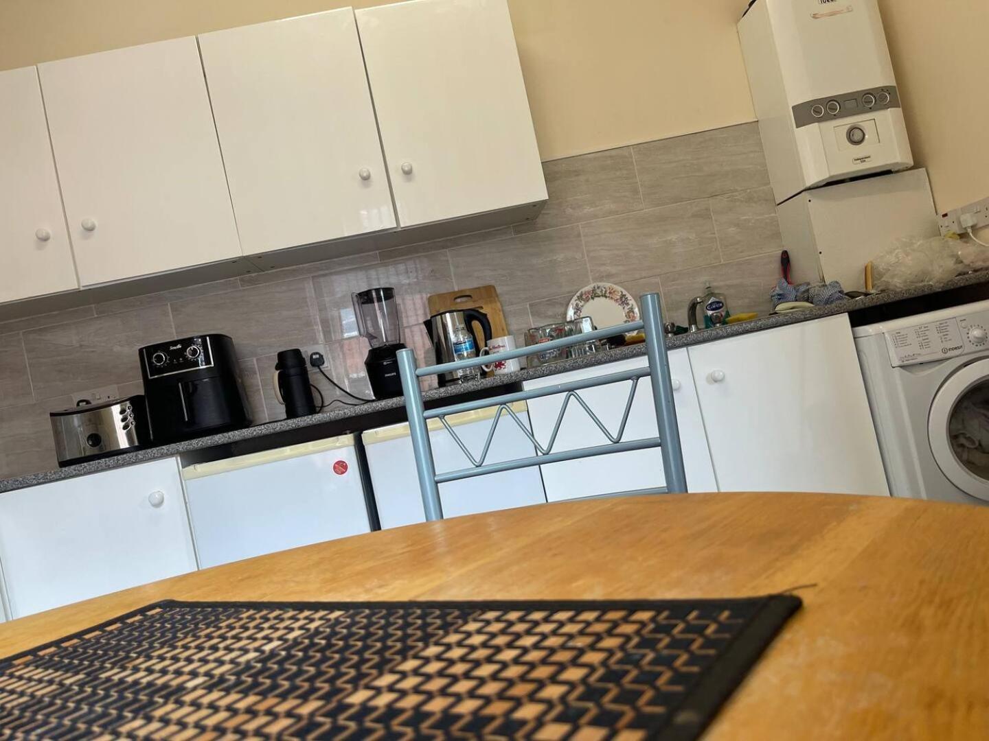 Stylish Large 3 Bedroom In *