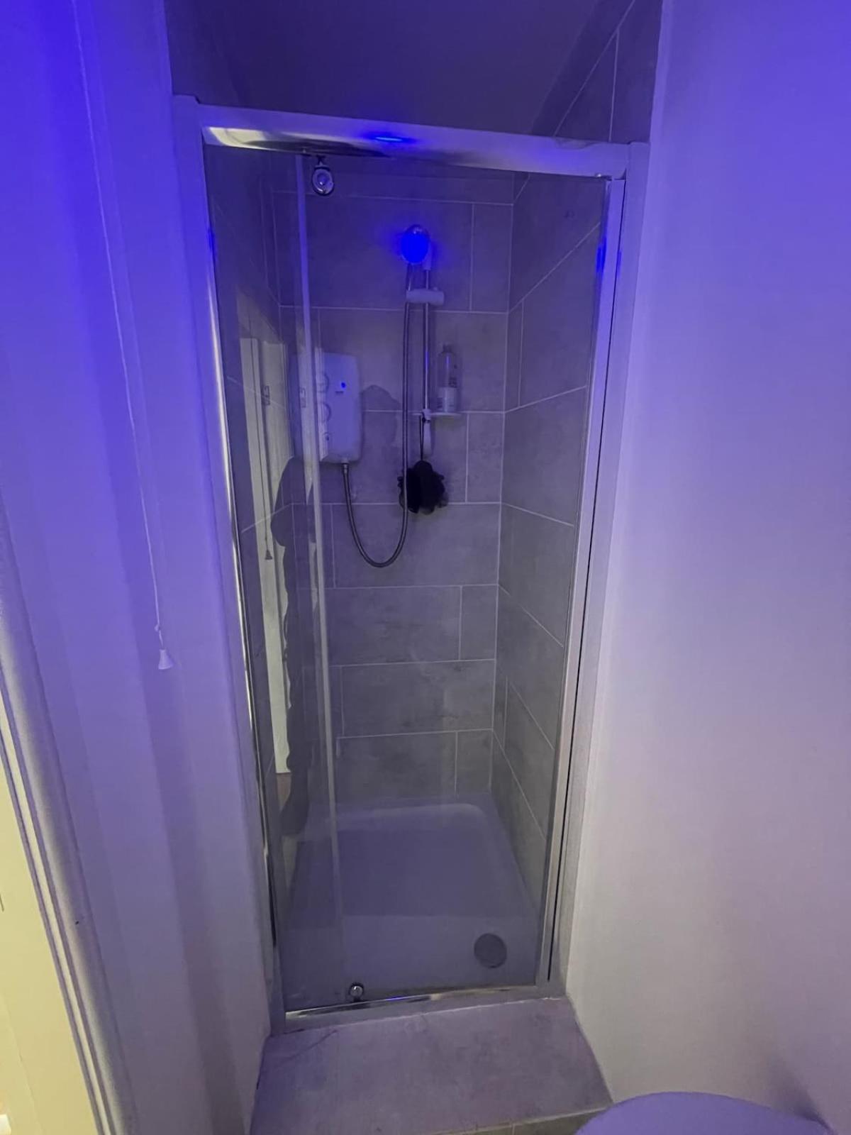 Stylish Large 3 Bedroom In Apartment *