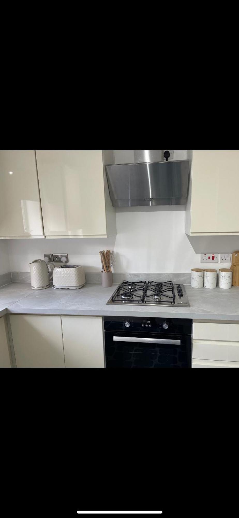 Entire Two Bed House With Gated Off Street Parking Apartment
