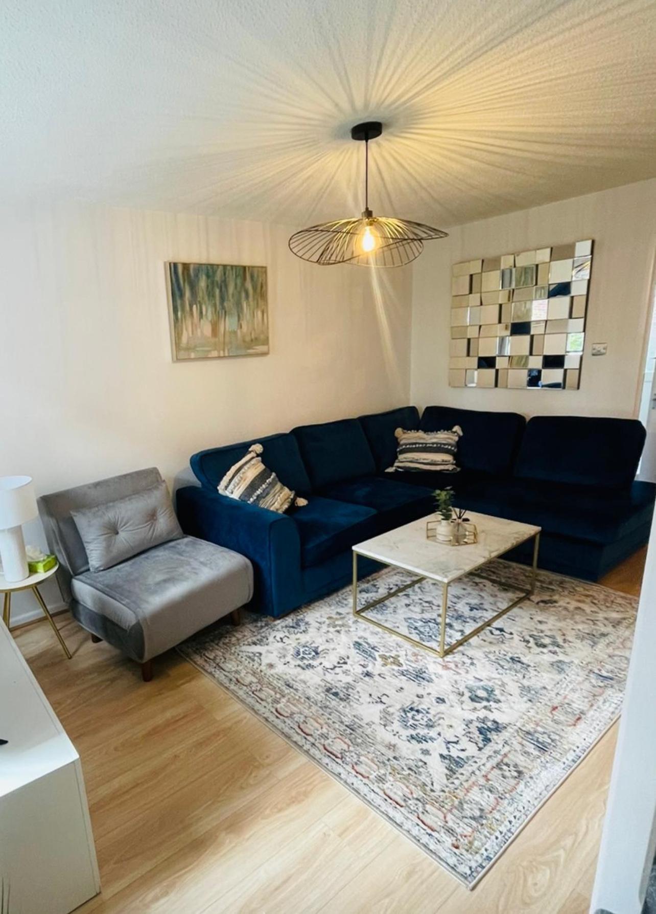 Apartment Entire Two Bed House With Gated Off Street Parking *