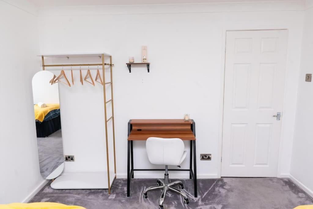 3 Bedroom House Free Wifi And Parking *
