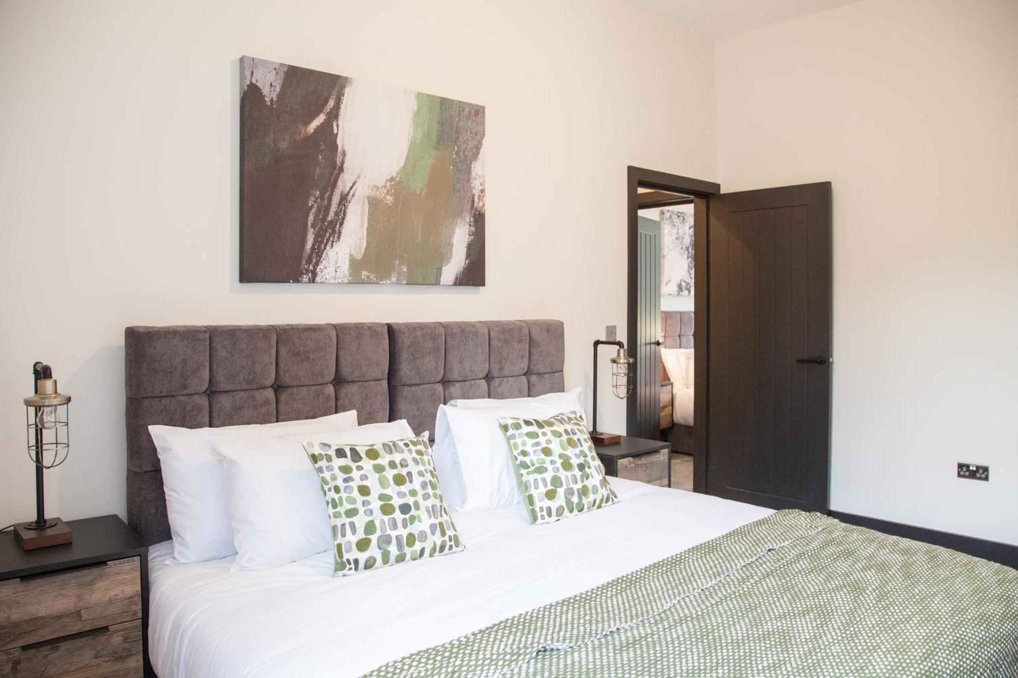 New! Stylish & Modern With Free Parking! Book Now! * Manchester