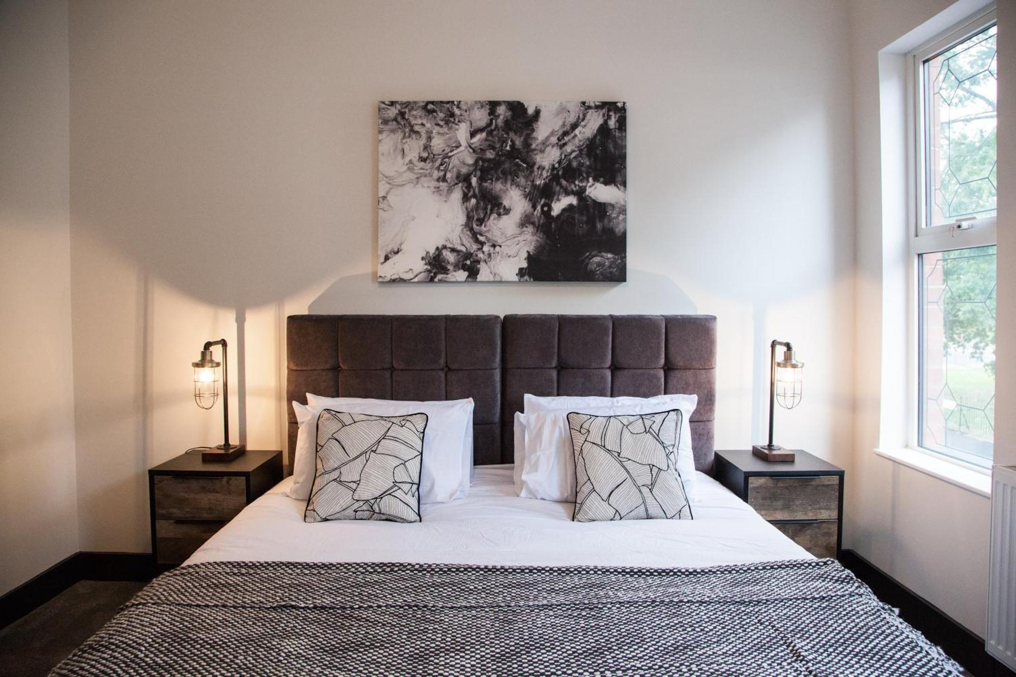 New! Stylish & Modern With Free Parking! Book Now! Manchester