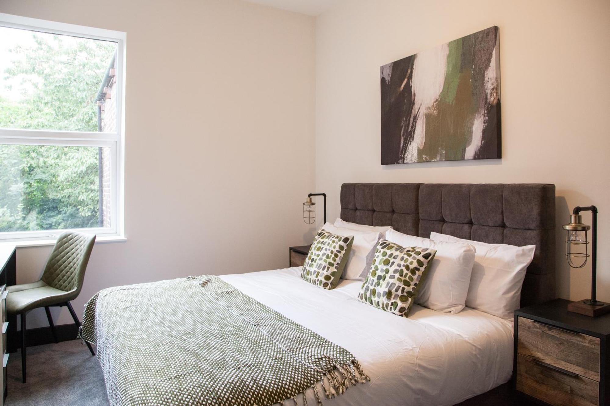 Apartment New! Stylish & Modern With Free Parking! Book Now!