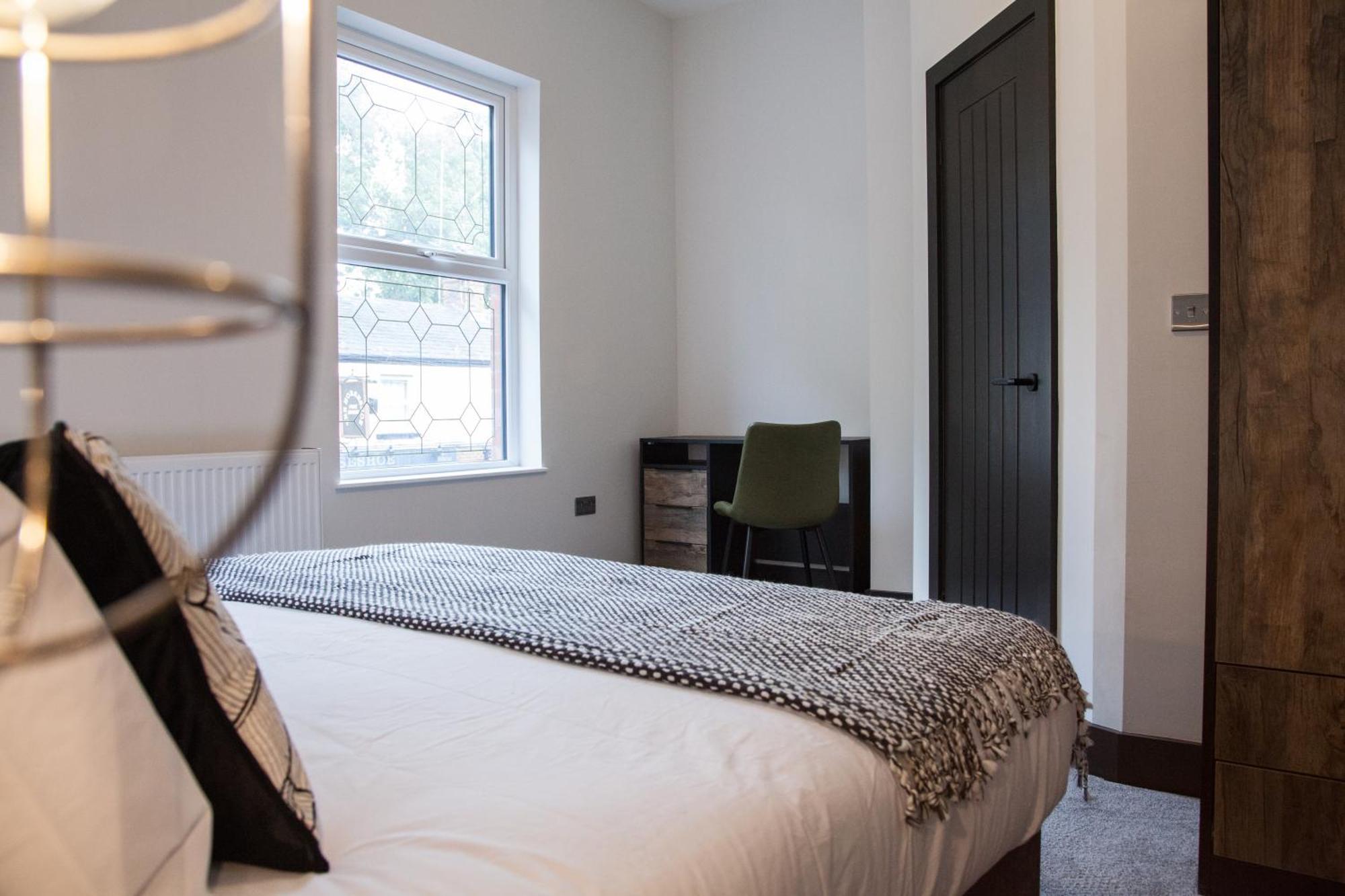 Apartment New! Stylish & Modern With Free Parking! Book Now! *