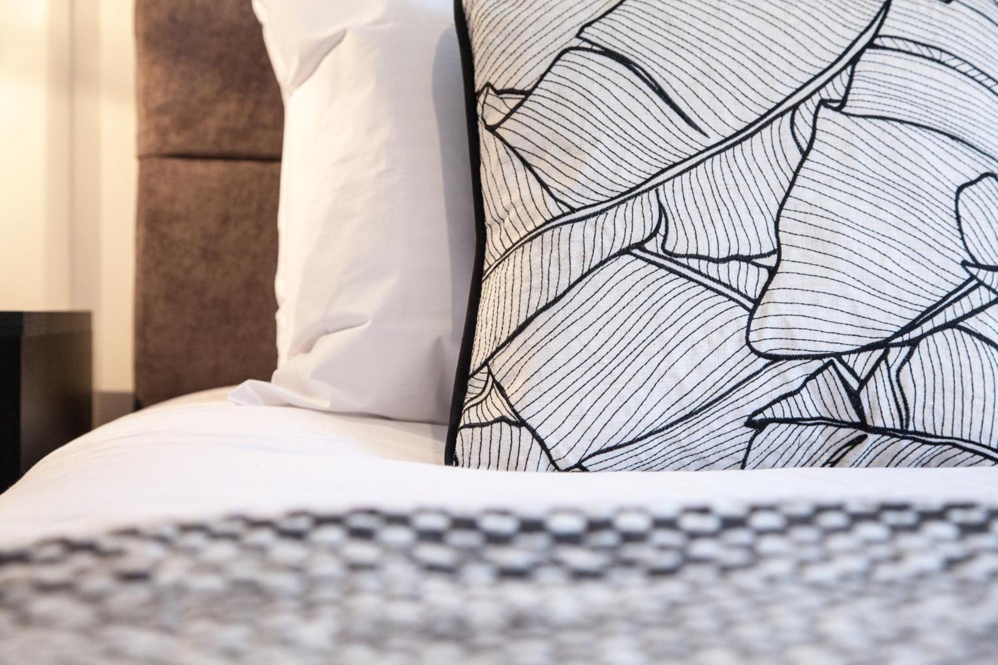 New! Stylish & Modern With Free Parking! Book Now! Apartment