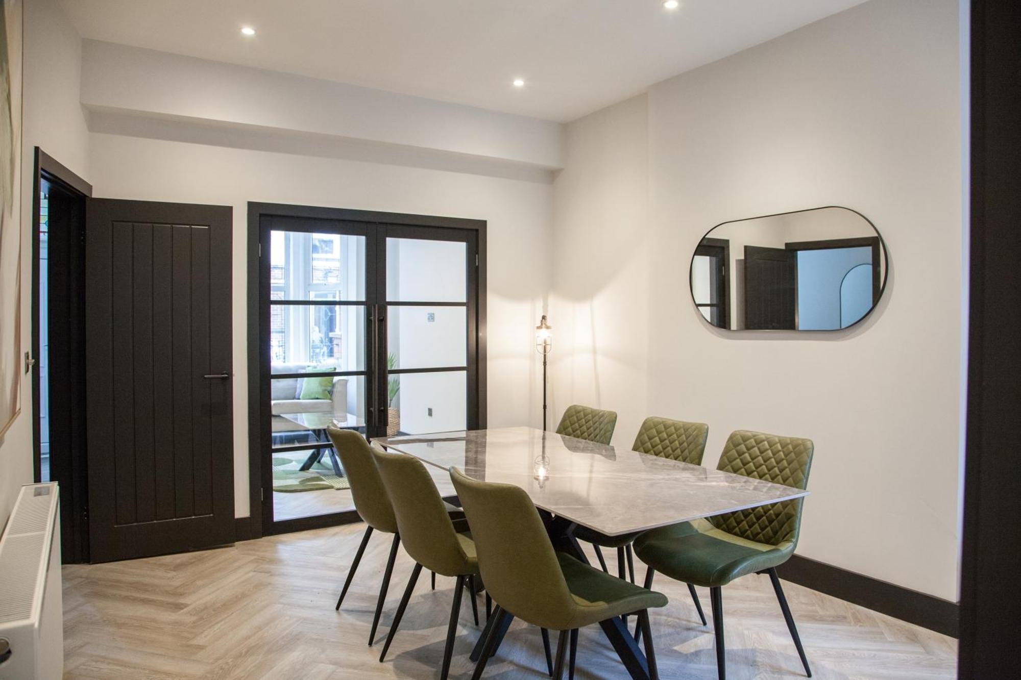 Apartment New! Stylish & Modern With Free Parking! Book Now!