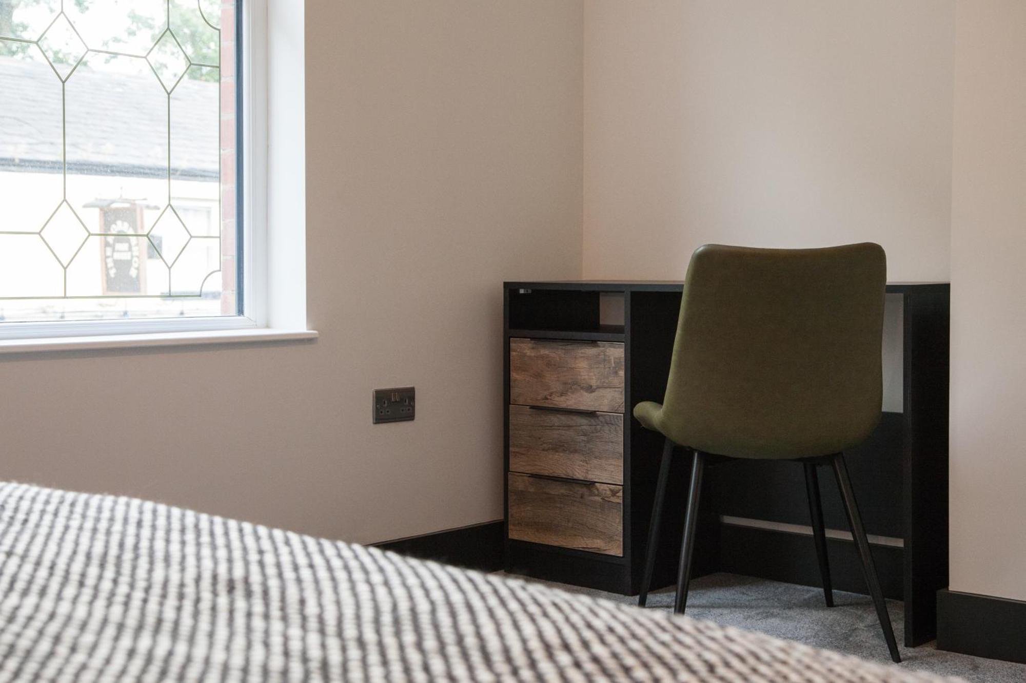 Apartment New! Stylish & Modern With Free Parking! Book Now! Manchester