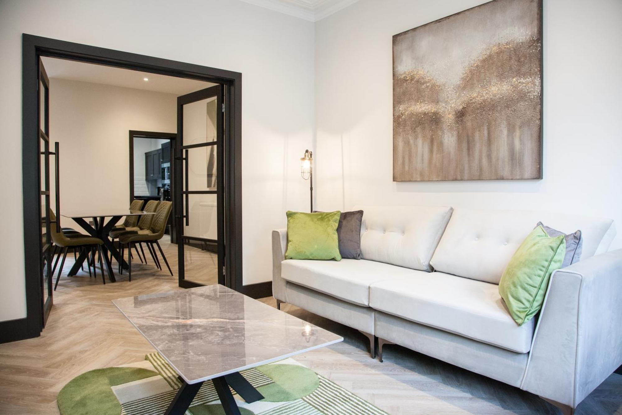 New! Stylish & Modern With Free Parking! Book Now! *