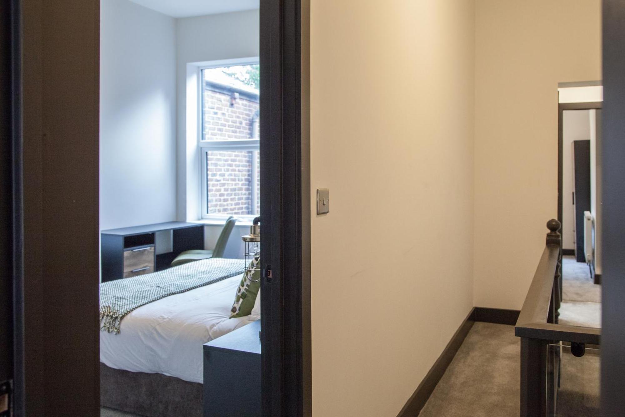 New! Stylish & Modern With Free Parking! Book Now! * Manchester
