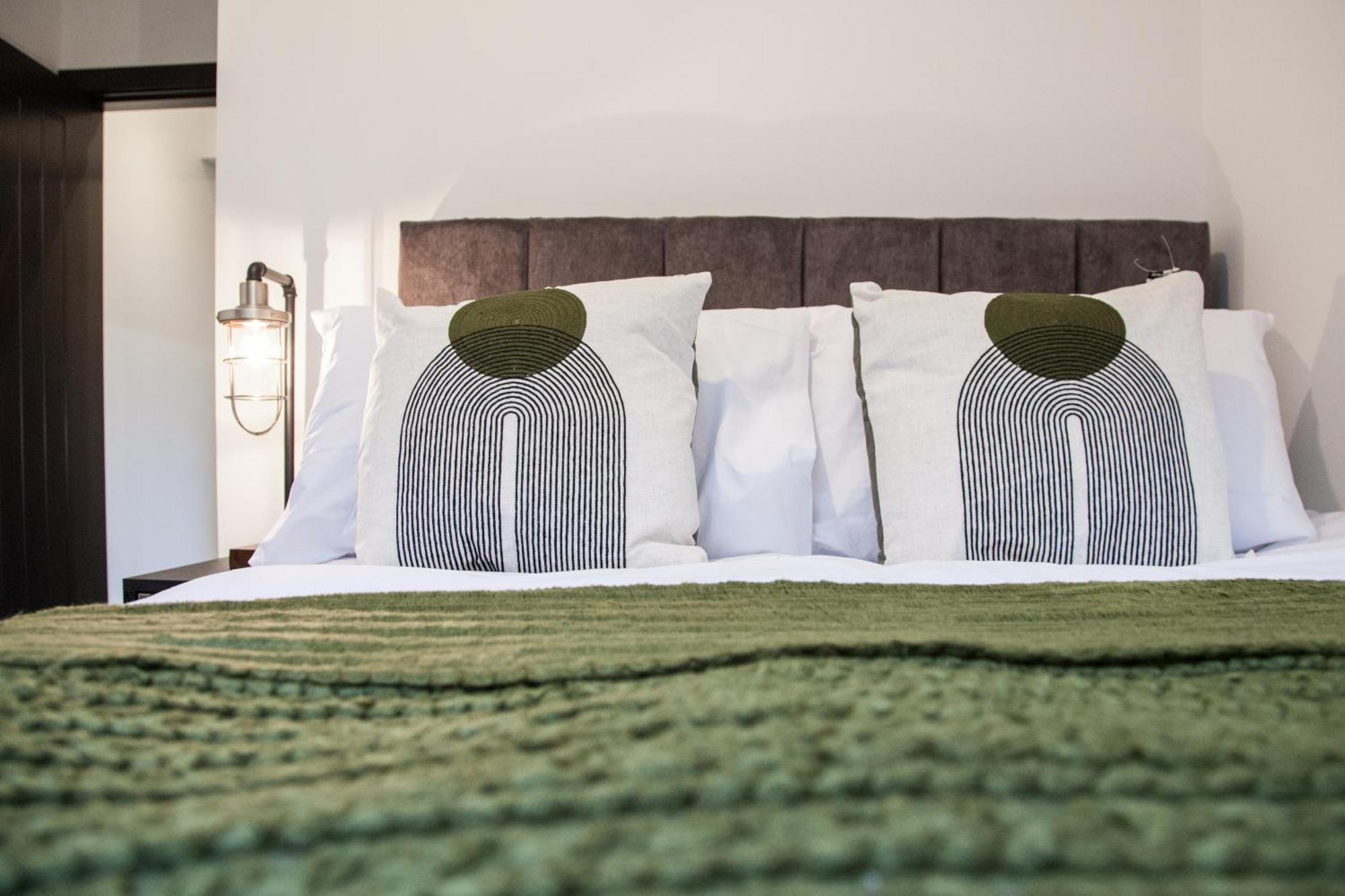 New! Stylish & Modern With Free Parking! Book Now! Apartment