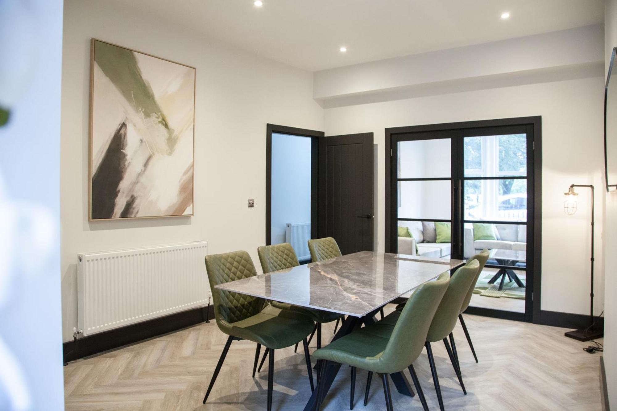 Apartment New! Stylish & Modern With Free Parking! Book Now! Manchester