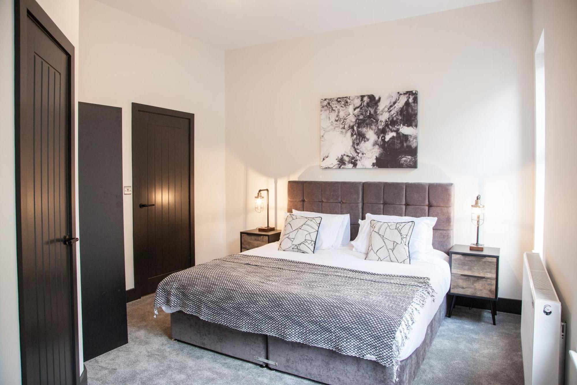 New! Stylish & Modern With Free Parking! Book Now! Manchester