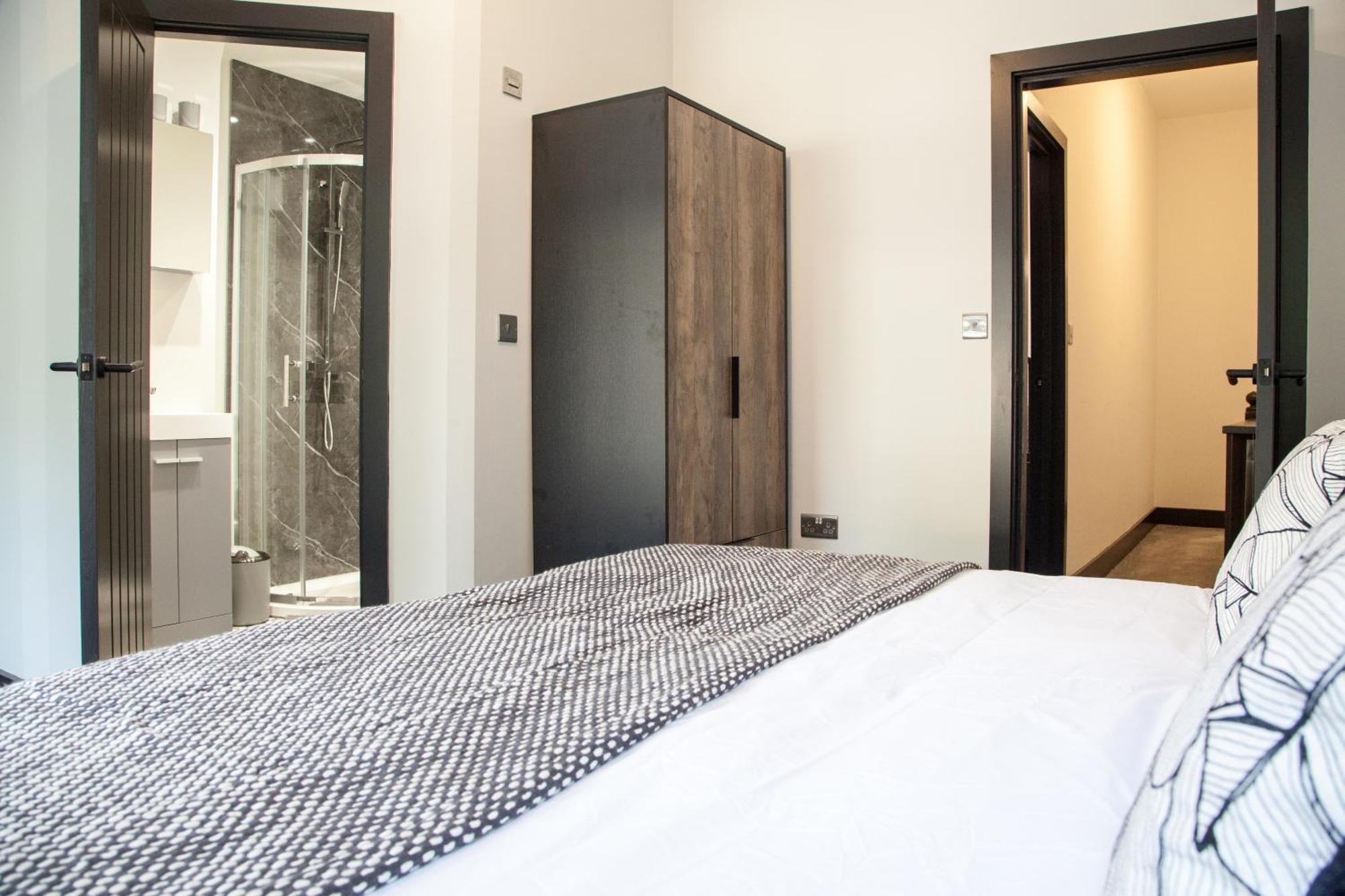 New! Stylish & Modern With Free Parking! Book Now! Apartment Manchester