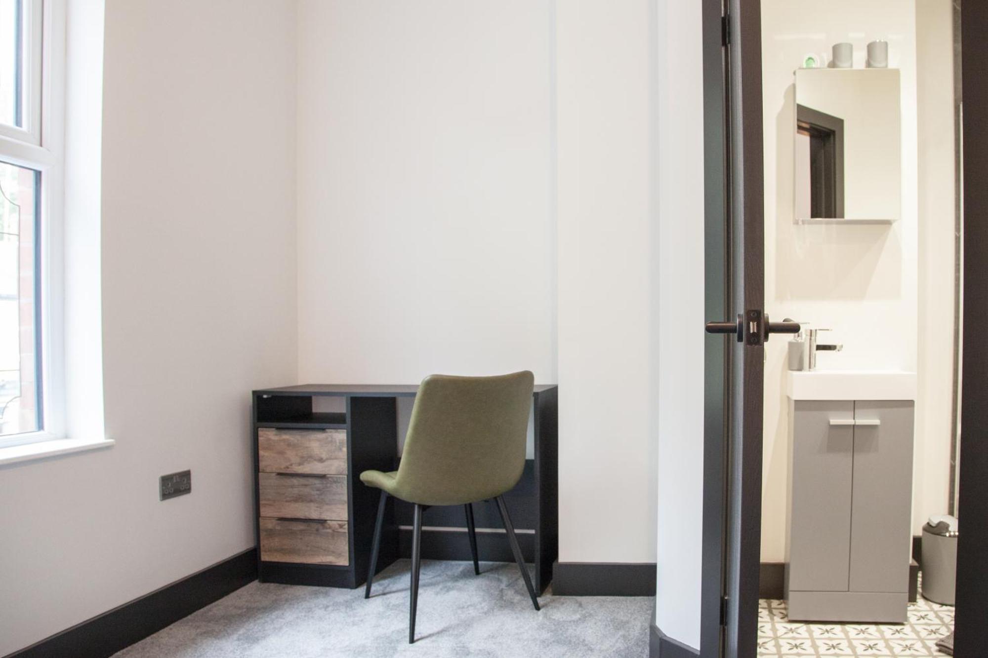 New! Stylish & Modern With Free Parking! Book Now! Apartment
