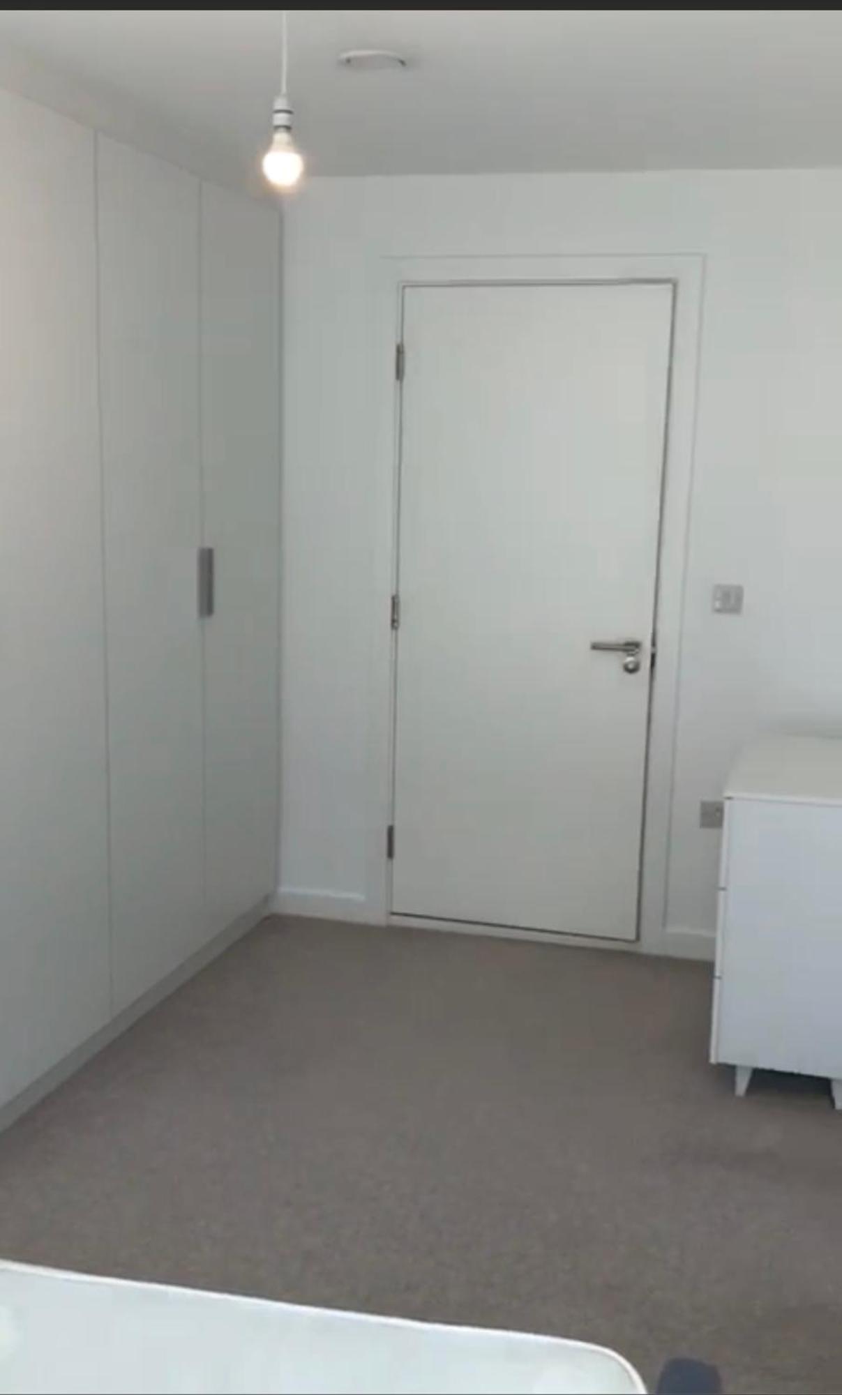 Homestay Large Double Ensuite In Luxury Building - Ideal For Professional Or Mature Student *