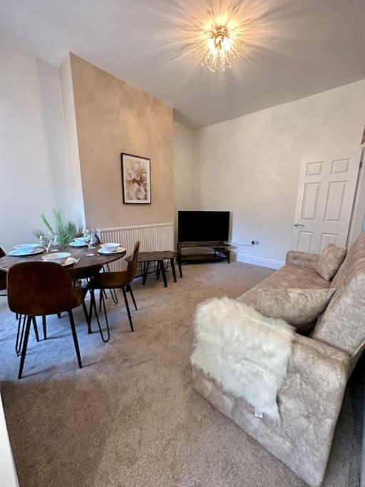 Three Bedroom Manchester, Sleeps 8! Holiday home Manchester