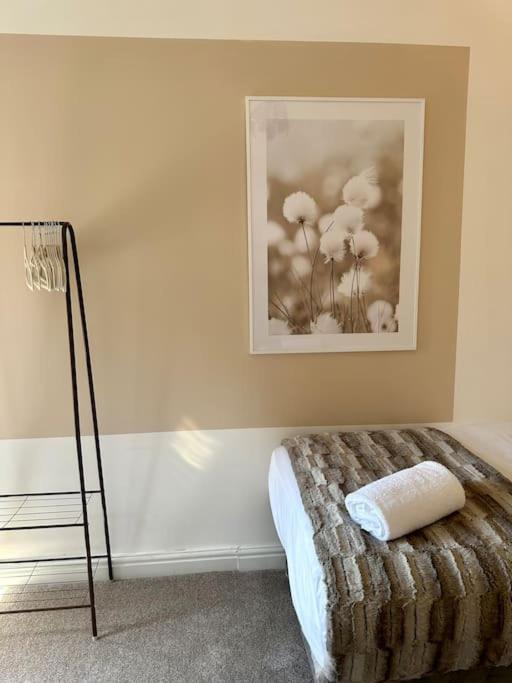 Three Bedroom Manchester, Sleeps 8! * Manchester