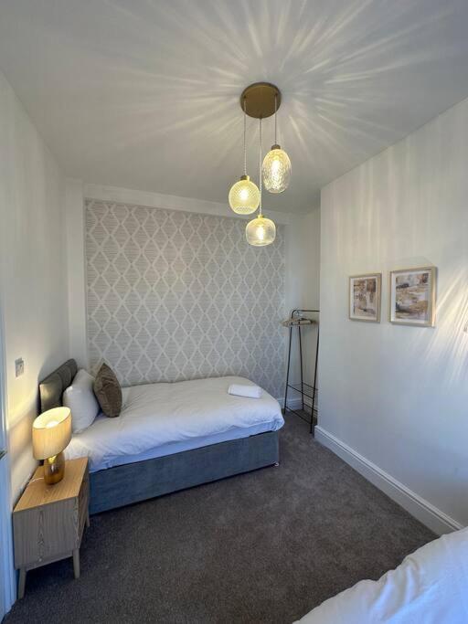Three Bedroom Manchester, Sleeps 8! *