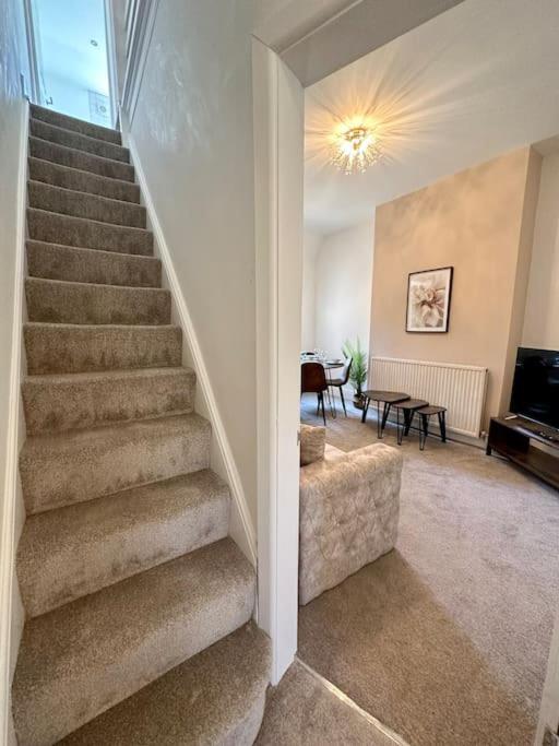 Three Bedroom Manchester, Sleeps 8!