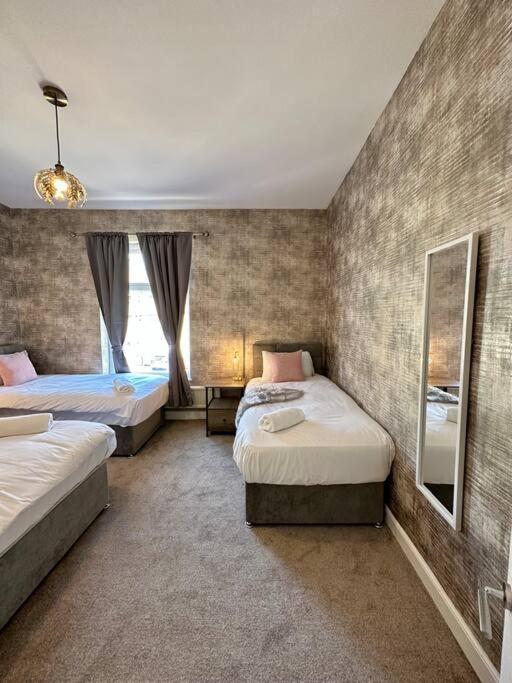 Holiday home Three Bedroom Manchester, Sleeps 8! *