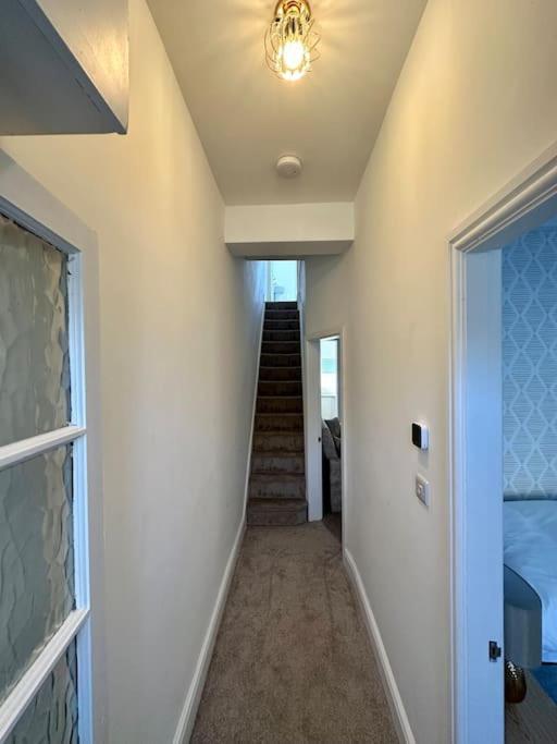 Holiday home Three Bedroom Manchester, Sleeps 8!