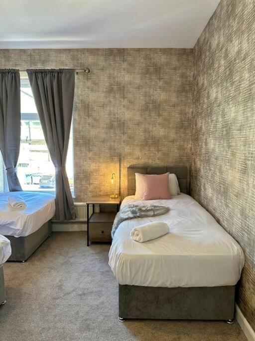 Three Bedroom Manchester, Sleeps 8! *