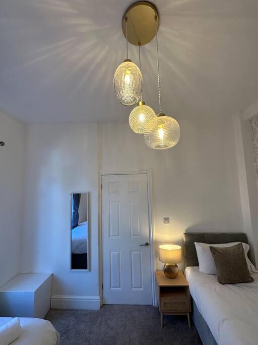 Three Bedroom Manchester, Sleeps 8! * Manchester