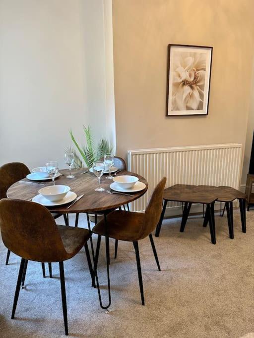 Three Bedroom Manchester, Sleeps 8! *