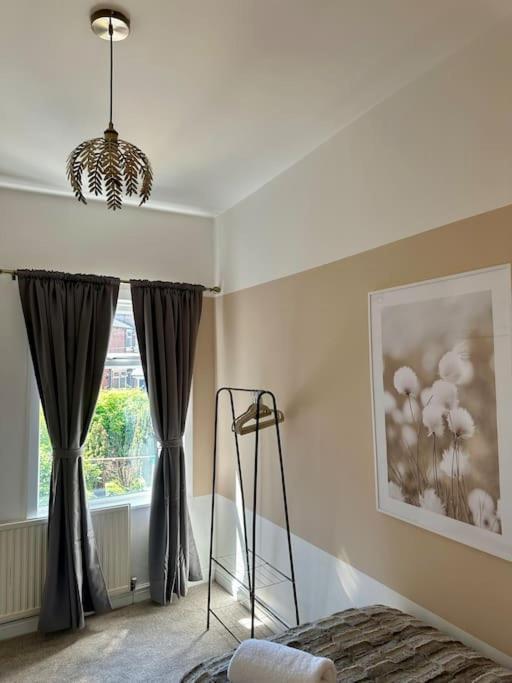 Three Bedroom Manchester, Sleeps 8! Manchester