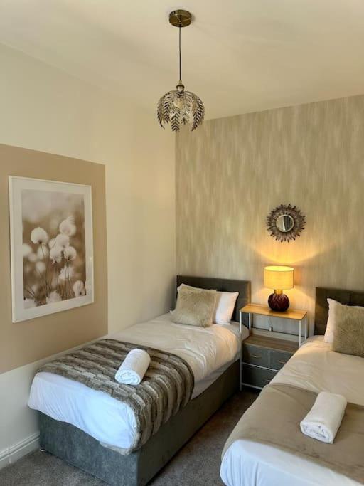 Three Bedroom Manchester, Sleeps 8! Holiday home