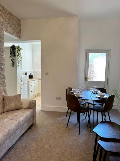 Three Bedroom Manchester, Sleeps 8!
