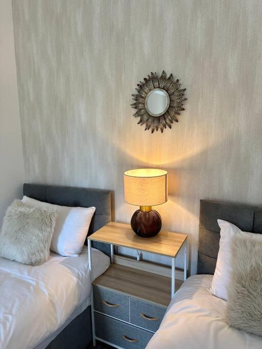 Three Bedroom Manchester, Sleeps 8! Holiday home
