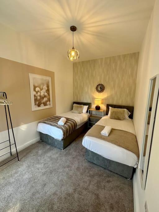 Three Bedroom Manchester, Sleeps 8! Manchester