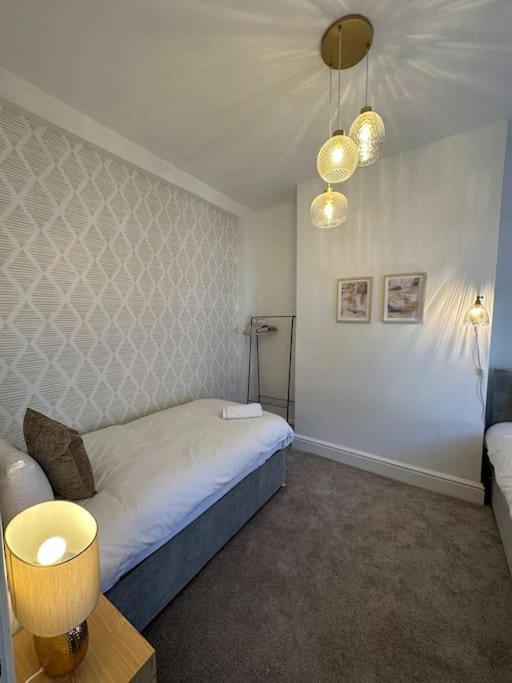 Three Bedroom Manchester, Sleeps 8! Holiday home