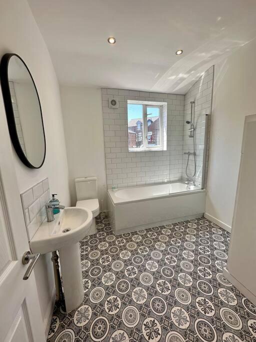 Three Bedroom Manchester, Sleeps 8! *