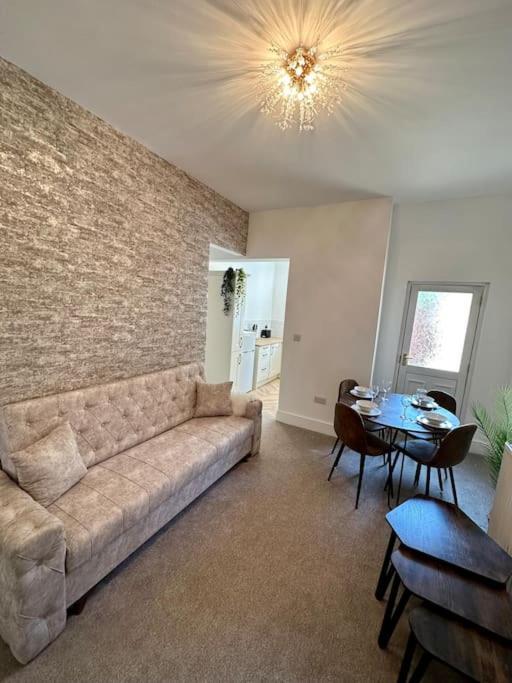 Holiday home Three Bedroom Manchester, Sleeps 8!