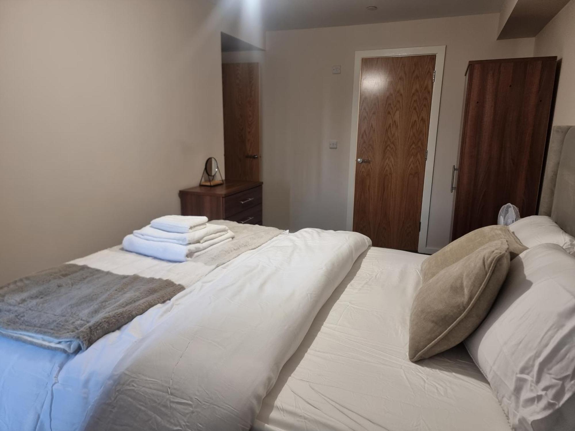Entire 2 Bedroom And 2 Bathroom In -free Underground Parking Manchester