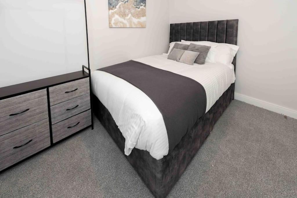 Beautiful, Peaceful, 5 Bedroom With Hot Tub! Holiday home