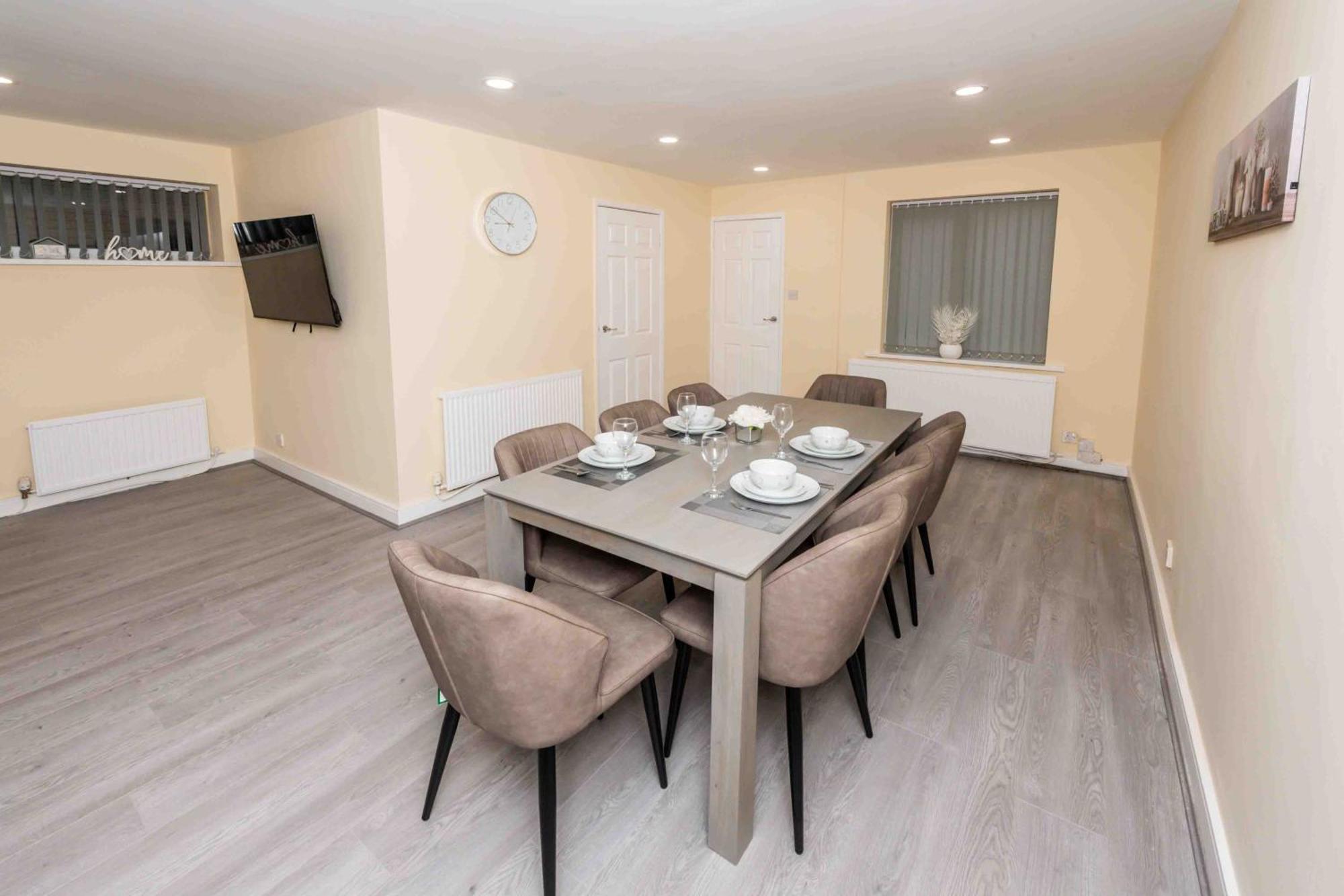 Beautiful, Peaceful, 5 Bedroom With Hot Tub! Holiday home