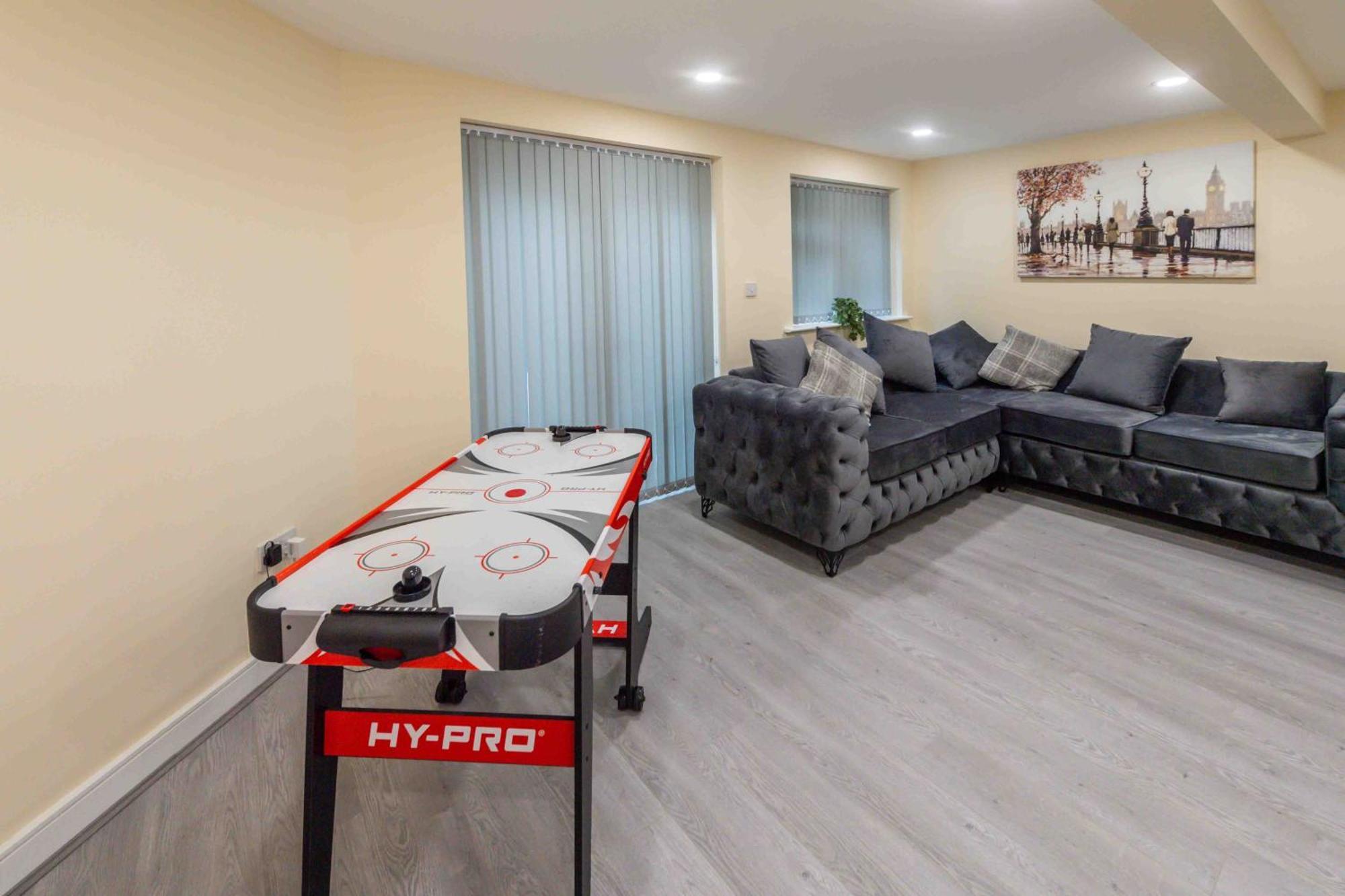 Beautiful, Peaceful, 5 Bedroom With Hot Tub! Holiday home